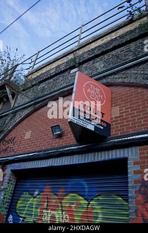 Les petites entreprises ont fermé et des espaces à laisser sous les arches de chemin de fer en train et la gare de Béthnal Green, Londres, Angleterre, Royaume-Uni Banque D'Images