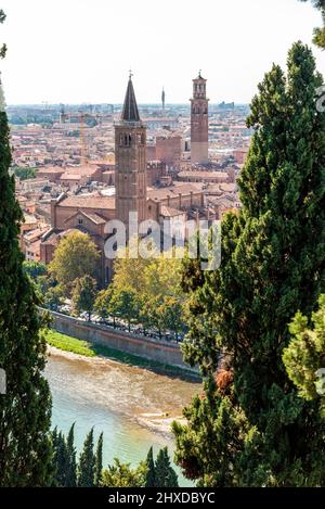 Basilique Sant Anastasia à Vérone, vue de Castel San Pietro, Italie Banque D'Images