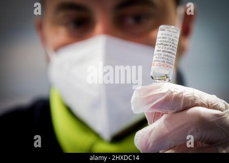 Nuvaxovid de la société américaine Novavax, le vaccin « protéine » autorisé en décembre dernier et disponible dans toute l'Italie pendant une douzaine de jours. Flacon de Nuvaxovid en gros plan Banque D'Images