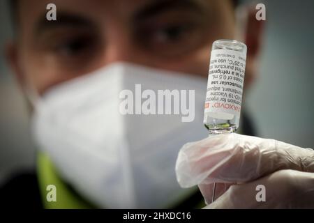 Nuvaxovid de la société américaine Novavax, le vaccin « protéine » autorisé en décembre dernier et disponible dans toute l'Italie pendant une douzaine de jours. Flacon de Nuvaxovid en gros plan Banque D'Images