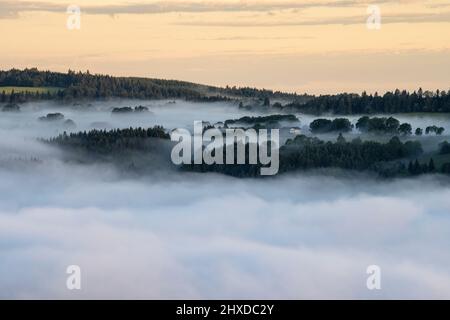 Europe, Suisse, canton du Jura, roches de Moron, mer de brouillard à la frontière française Banque D'Images