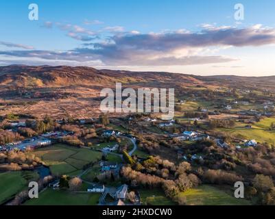 Vue aérienne de Glenties dans le comté de Donegal, Irlande. Banque D'Images