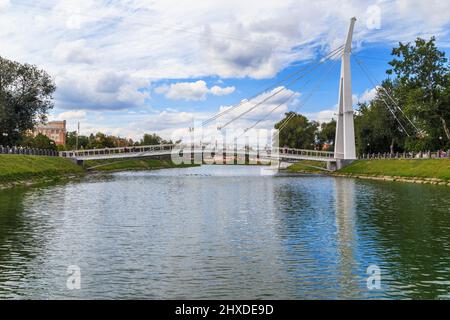 KHARKOV, UKRAINE - 6 SEPTEMBRE 2017 : c'est un pont piétonnier qui traverse la rivière Kharkiv (le pont Maryinsky), qui est un endroit favori de la ville Banque D'Images