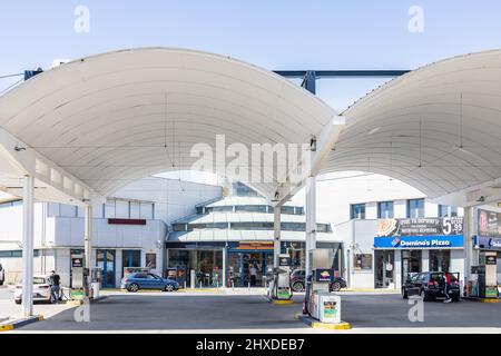 Huelva, Espagne - 6 mars 2022 : station-service Repsol. Station de service et de ravitaillement de la société multinationale Repsol Banque D'Images