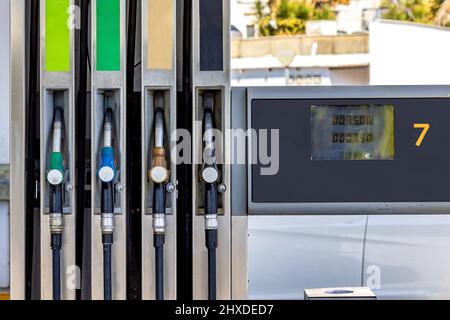 Gicleurs de pompe d'une pompe à essence dans la station service Banque D'Images