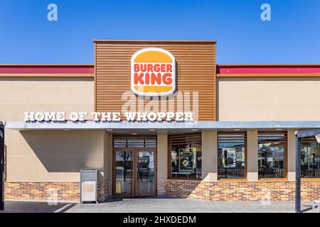 Huelva, Espagne - 6 mars 2022: Burger King (BK) est une chaîne multinationale américaine de restaurants rapides de hamburgers, fondée en 1953 Banque D'Images