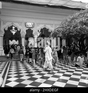 Vrindavan, Inde, février 12 2022 - pèlerins dans le temple ISCON pendant le mois sacré de Kartika, vue intérieure du temple ISKON de Vrindavan pendant Ekadash Banque D'Images