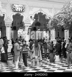 Vrindavan, Inde, février 12 2022 - pèlerins dans le temple ISCON pendant le mois sacré de Kartika, vue intérieure du temple ISKON de Vrindavan pendant Ekadash Banque D'Images