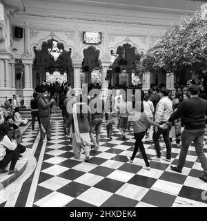 Vrindavan, Inde, février 12 2022 - pèlerins dans le temple ISCON pendant le mois sacré de Kartika, vue intérieure du temple ISKON de Vrindavan pendant Ekadash Banque D'Images