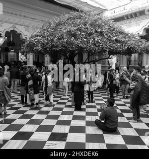 Vrindavan, Inde, février 12 2022 - pèlerins dans le temple ISCON pendant le mois sacré de Kartika, vue intérieure du temple ISKON de Vrindavan pendant Ekadash Banque D'Images