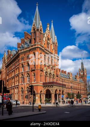 La gare St Pancras Hotel Londres - St Pancras Renaissance Hotel anciennement le Midland Grand Hotel conçu par George Gilbert Scott, a ouvert en 1873. Banque D'Images