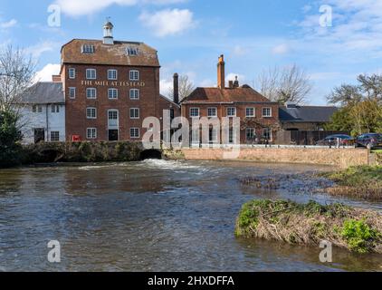 The Mill at Elstead - a Fuller's Pub and restaurant, Farnham Road, Elstead, Godalming, Surrey, Angleterre, Royaume-Uni Banque D'Images