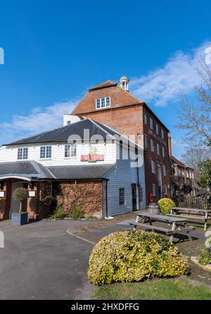 The Mill at Elstead - a Fuller's Pub and restaurant, Farnham Road, Elstead, Godalming, Surrey, Angleterre, Royaume-Uni Banque D'Images