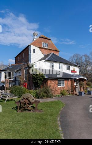 The Mill at Elstead - a Fuller's Pub and restaurant, Farnham Road, Elstead, Godalming, Surrey, Angleterre, Royaume-Uni Banque D'Images