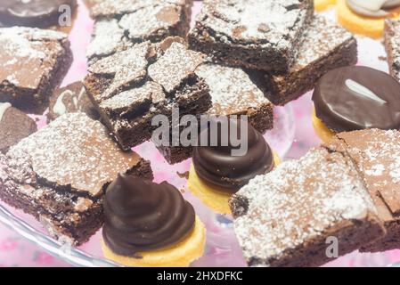 brownies et autres pâtisseries sucrées pour célébrer une fête d'anniversaire Banque D'Images