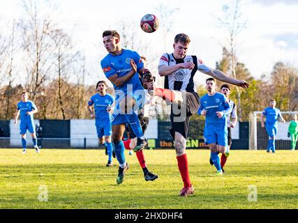 Le Kendal Town FC a accueilli le Warrington Rylands 1906 FC à Parkside Road, Kendal, pour un match non-ligue de la saison 2021-2022. Scott Bakkor est attaqué Banque D'Images