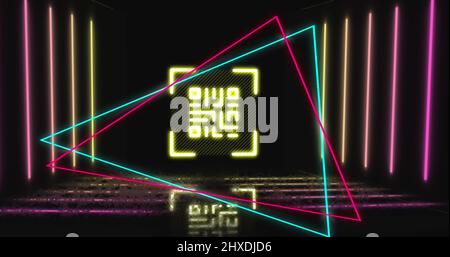 Image d'un code qr lumineux sur des formes géométriques au néon Banque D'Images