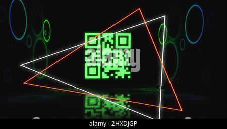 Image d'un code qr lumineux sur des formes géométriques au néon Banque D'Images