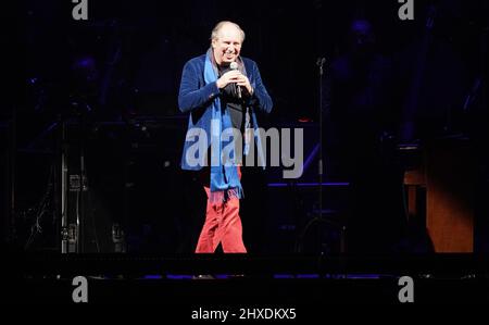 Hambourg, Allemagne. 11th mars 2022. Le compositeur de film allemand Hans Zimmer accueille le public sur scène à Barclays Arena. Le gagnant Oscar Zimmer a lancé son 'Hans Zimmer Live - Europe Tour' avec l'Odessa Orchestra dans la ville hanséatique. Credit: Marcus Brandt/dpa/Alay Live News Banque D'Images