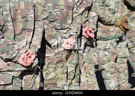 Grafenwoehr, Allemagne. 11th mars 2022. Soldats DE l'armée AMÉRICAINE. Le 11th mars 2022, le Premier ministre Markus Soeder visite la zone d’entraînement militaire américaine Grafenwoehr, quartier général du Commandement de l’instruction de l’Armée de terre 7th. Credit: dpa Picture Alliance/Alay Live News Banque D'Images