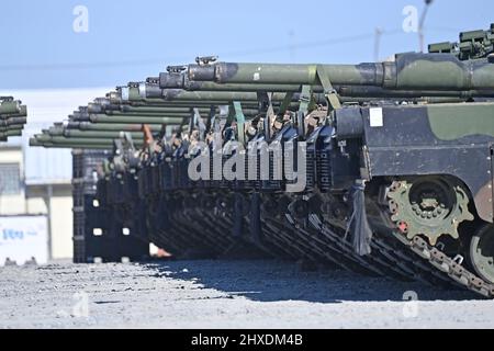 Grafenwoehr, Allemagne. 11th mars 2022. Chars de l'armée américaine. Le 11th mars 2022, le Premier ministre Markus Soeder visite la zone d’entraînement militaire américaine Grafenwoehr, quartier général du Commandement de l’instruction de l’Armée de terre 7th. Credit: dpa Picture Alliance/Alay Live News Banque D'Images