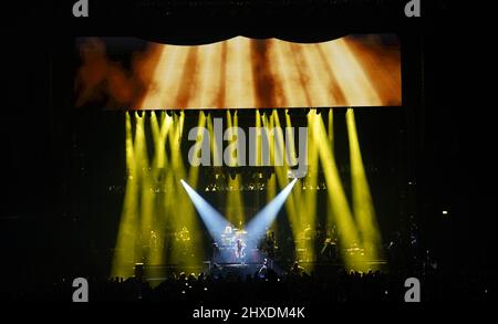 Hambourg, Allemagne. 11th mars 2022. Le compositeur de film allemand Hans Zimmer joue sur scène à Barclays Arena avec ses musiciens et l'Odessa Orchestra. Le gagnant Oscar Zimmer a commencé son 'Hans Zimmer Live - Europe Tour' dans la ville hanséatique. Credit: Marcus Brandt/dpa/Alay Live News Banque D'Images