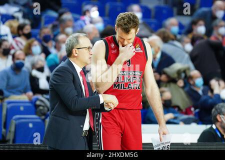 Palacio de Deportes, Madrid, Espagne, 10 mars 2022, Assistant entraîneur Mario Fioretti (AX Armani Exchange Milan) (à gauche) et Nicolo Melli (AX Armani Excha Banque D'Images