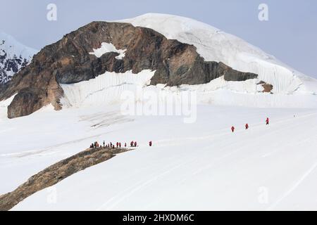 Les passagers du bateau de croisière le Boreal ont vue sur le port de Neko, en Antarctique, depuis un point de vue sur la péninsule antarctique. Banque D'Images