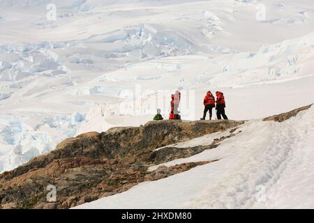 Les passagers du bateau de croisière le Boreal ont vue sur le port de Neko, en Antarctique, depuis un point de vue sur la péninsule antarctique. Banque D'Images