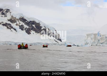 Une excursion en zodiac dans la baie de Wilhelmina, en Antarctique, depuis le bateau de croisière le Boreal, pour explorer le rivage bordé de glaciers et observer la faune. Banque D'Images