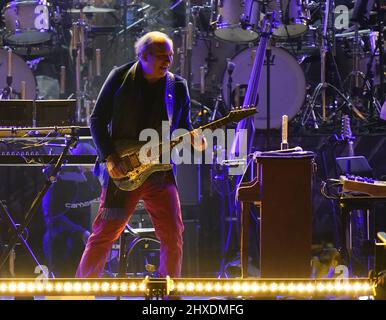 Hambourg, Allemagne. 11th mars 2022. Le compositeur de film allemand Hans Zimmer joue sur scène à Barclays Arena avec ses musiciens et l'Odessa Orchestra. Le gagnant Oscar Zimmer a commencé son 'Hans Zimmer Live - Europe Tour' dans la ville hanséatique. Credit: Marcus Brandt/dpa/Alay Live News Banque D'Images