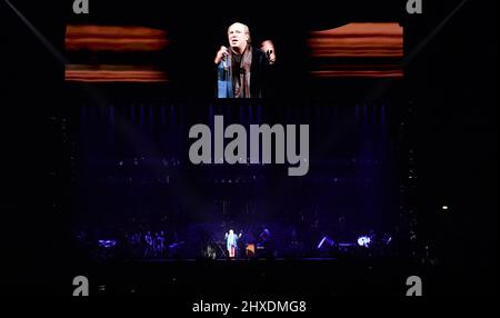 Hambourg, Allemagne. 11th mars 2022. Le compositeur de film allemand Hans Zimmer accueille le public sur scène à Barclays Arena. Le gagnant Oscar Zimmer a lancé son 'Hans Zimmer Live - Europe Tour' avec l'Odessa Orchestra dans la ville hanséatique. Credit: Marcus Brandt/dpa/Alay Live News Banque D'Images