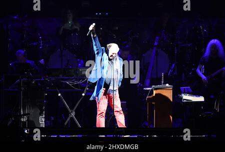 Hambourg, Allemagne. 11th mars 2022. Le compositeur de film allemand Hans Zimmer accueille le public sur scène à Barclays Arena. Le gagnant Oscar Zimmer a lancé son 'Hans Zimmer Live - Europe Tour' avec l'Odessa Orchestra dans la ville hanséatique. Credit: Marcus Brandt/dpa/Alay Live News Banque D'Images