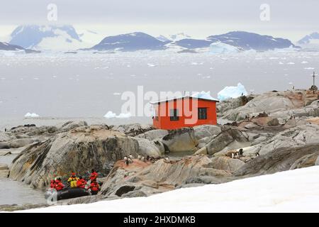 Les passagers du bateau de croisière le Boreal embarqueront à bord d'un bateau de zodiaque près d'une colonie de nidification de pingouins Gentoo sur l'île Petermann, dans la péninsule antarctique. Banque D'Images