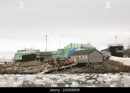 La rampe d'accès à la base de recherche de Vernadsky, une station antarctique ukrainienne située sur l'île de Galindez, dans les îles argentines, dans la péninsule antarctique. Banque D'Images
