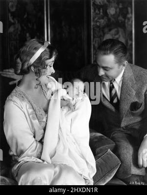 JOHN BARRYMORE à la maison en avril 1931 avec sa femme de 3rd DOLORES COSTELLO BARRYMORE et leur fille de bébé DOLORES (DEDE) BARRYMORE publicité pour Warner Bros. Et Vitaphone Pictures Banque D'Images