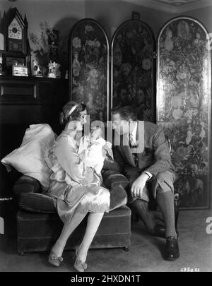 JOHN BARRYMORE à la maison en avril 1931 avec sa femme de 3rd DOLORES COSTELLO BARRYMORE et leur fille de bébé DOLORES (DEDE) BARRYMORE publicité pour Warner Bros. Et Vitaphone Pictures Banque D'Images