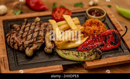 Prise de produit professionnelle de plat de service à la viande sur la table Banque D'Images