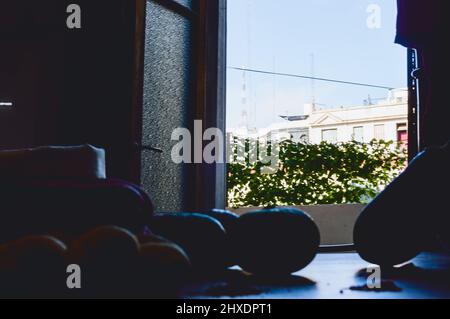 légumes sur une table dans l'obscurité avec la porte ouverte et le ciel en arrière-plan Banque D'Images