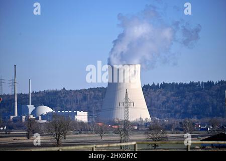 Essenbach, Allemagne. 11th mars 2022. La centrale nucléaire Isar (abréviation KKI), également la centrale nucléaire Isar/Ohu est située en Basse-Bavière, à 14 kilomètres en aval de Landshut dans la zone du marché Essenbach.Kuehlturm. Credit: dpa/Alay Live News Banque D'Images