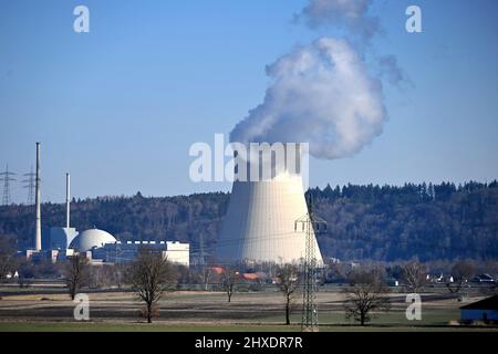 Essenbach, Allemagne. 11th mars 2022. La centrale nucléaire Isar (abréviation KKI), également la centrale nucléaire Isar/Ohu est située en Basse-Bavière, à 14 kilomètres en aval de Landshut dans la zone du marché Essenbach.Kuehlturm. Credit: dpa/Alay Live News Banque D'Images
