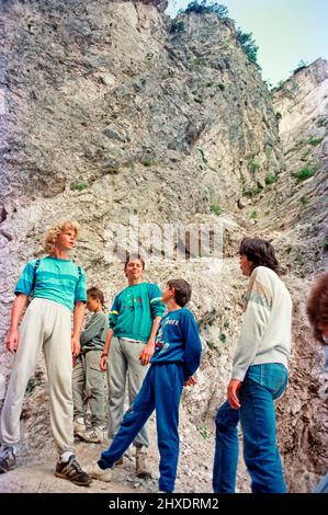 Groupe de jeunes randonnée dans la vallée du Val Scura, 08 août 1988, Trentin, Italie Banque D'Images