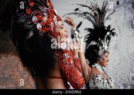 Sensation de battement. Photo de deux magnifiques danseurs de samba qui se produisent dans un carnaval. Banque D'Images