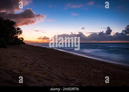 Après le coucher du soleil sur Sunset Beach à Hawaï Banque D'Images