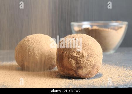 gâteau au chocolat dessert en forme de boule d'un cercle parsemé de poudre de cacao. dessert maison jour de la dent douce au chocolat. un jour sans di Banque D'Images