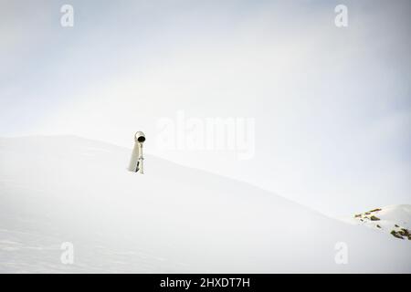 Station de ski Gudauri système de contrôle de l'Avalanche mélange de gaz explosant à l'intérieur du tube pour la protection contre les avalanches dans les montagnes enneigées Banque D'Images