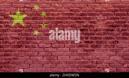 Drapeau de la Chine sur fond de mur de briques sur la rue de ville avec espace de copie. Extérieur de vieilles briques de pierre texture avec bannière de Chine. Diplomatie internationale r Banque D'Images