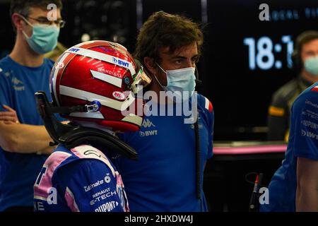 Bahreïn International circuit, Sakhir, Bahreïn le 11 mars 2022 Lando Norris 4 (GBR), McLaren MCL36 et Fernando Alonso 14 (SPA), Alpine A522 pendant le jour 2 FORMULE 1 TESTS PRÉ-SAISON ARAMCO 2022 Eleanor Hoad Credit: Every second Media/Alamy Live News Banque D'Images