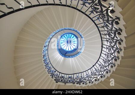 Escalier en spirale, la Maison de la Reine, Greenwich, London Borough of Greenwich, Greater London, Angleterre, Royaume-Uni Banque D'Images