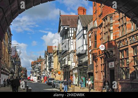 Eastgate Street vue à travers la vieille ville, Eastgate Chester, Cheshire, Angleterre, Royaume-Uni Banque D'Images